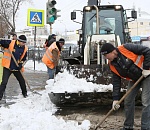 300 дворников и специализированная техника очищают Астрахань от снега 
