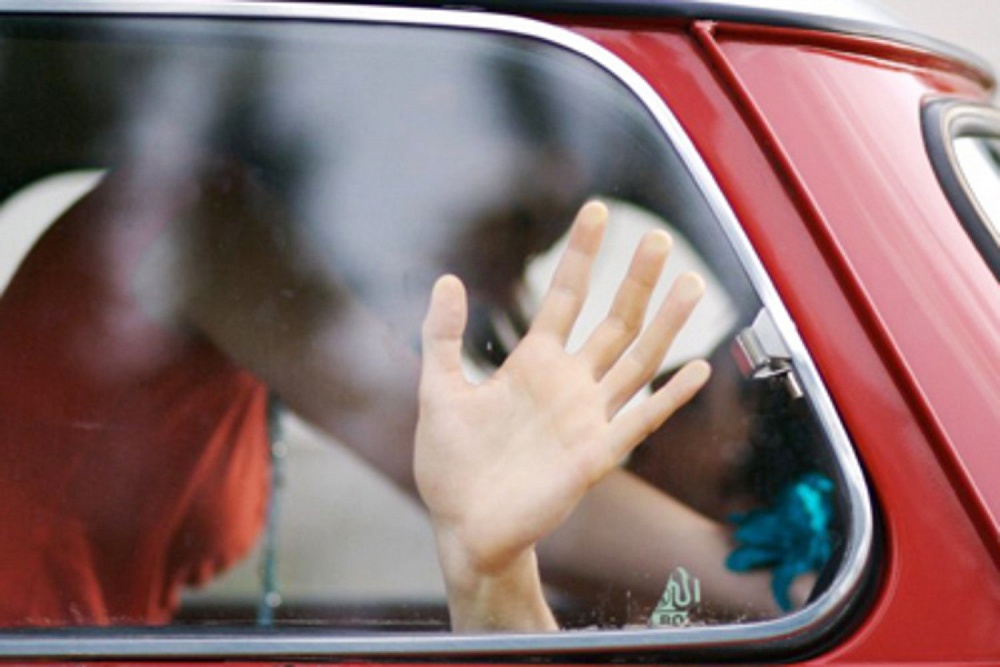 В Астрахани 16-летнюю девушку неизвестные пытались затащить в машину