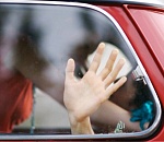 В Астрахани 16-летнюю девушку неизвестные пытались затащить в машину