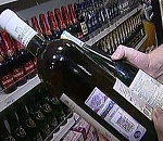 Совсем сбрендил: астраханец украл в супермаркете две бутылки бренди и избил девушку-администратора