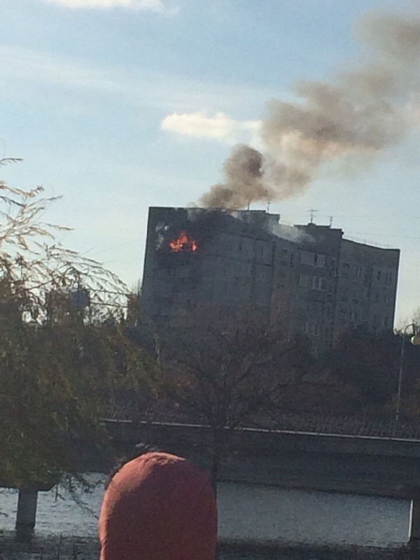 В Астрахани горит девятиэтажка. Более 50 человек эвакуированы