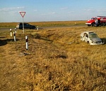 На астраханской трассе опрокинулась иномарка: водитель погиб