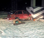 В Астрахани иномарка врезалась в бетонную опору: водитель погиб