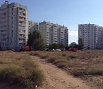 В Астрахани мусоровоз застрял на футбольном поле