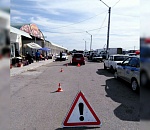 На астраханской ярмарке ребенок выбежал на дорогу прямо под колёса авто: видео