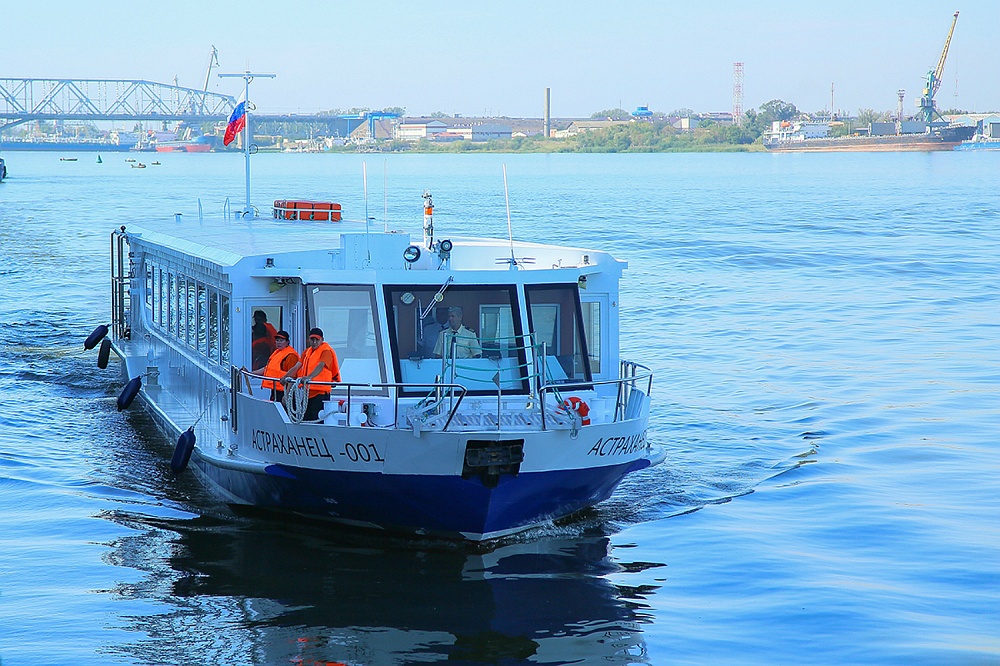 В Астрахани открывается навигация речного транспорта