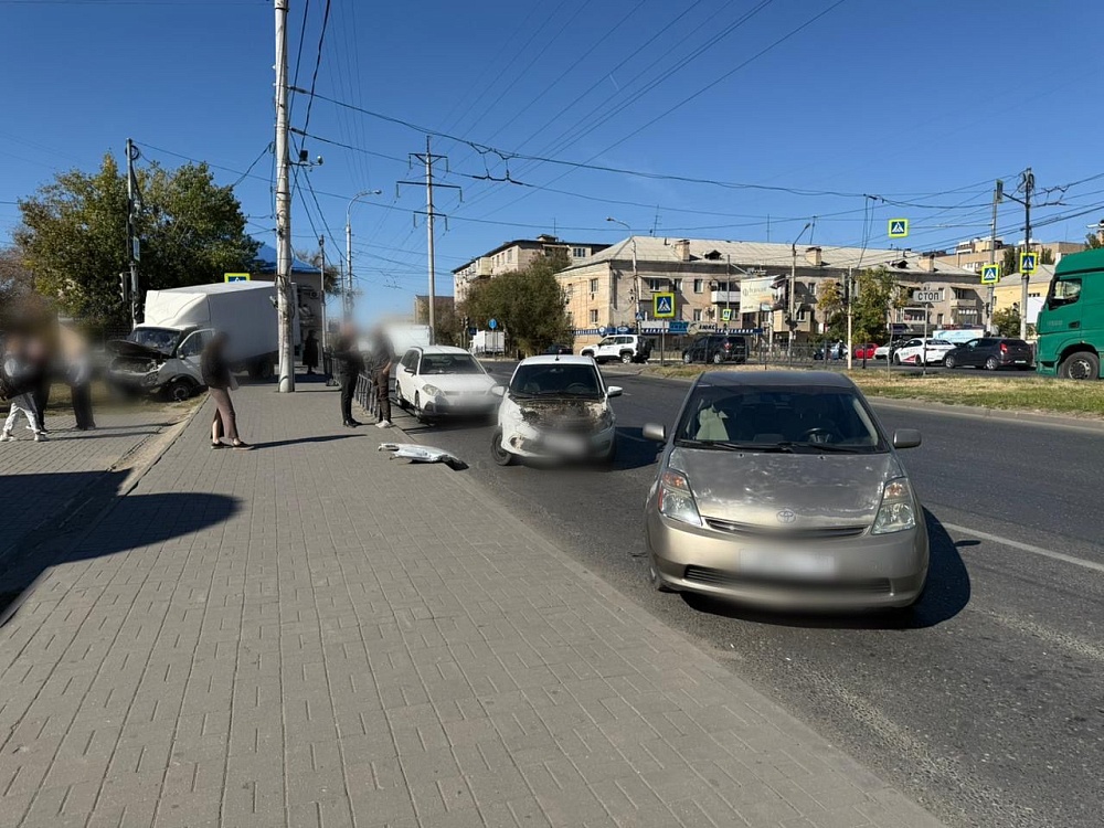 В Астрахани на перекрестке «Газель» въехала в пешеходов