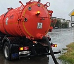 В Астрахани коммунальщики вышли на откачку воды