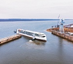 Круизный лайнер "Петр Великий", заложенный Путиным в Астрахани, вышел в фарватер Волги на испытания