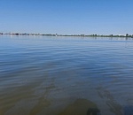 В районе Старого моста в Астрахани дрейфует крупный нефтяной разлив