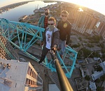 Астраханские селфиманы облюбовали строительный кран, не жалея жизни
