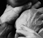 Астраханец чуть не задушил родную мать шнуром от телефона