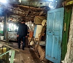 Астраханцы собирают помощь для бабушки, живущей на свалке