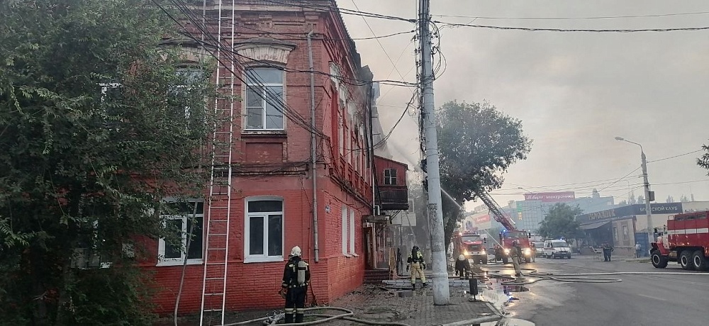В центре Астрахани на площади 900 кв. метров сгорел памятник архитектуры