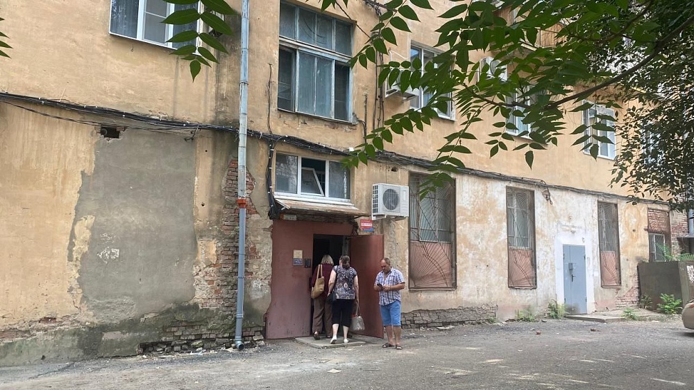 Эвакуированные из аварийного дома астраханцы смогли вернуться в свои квартиры