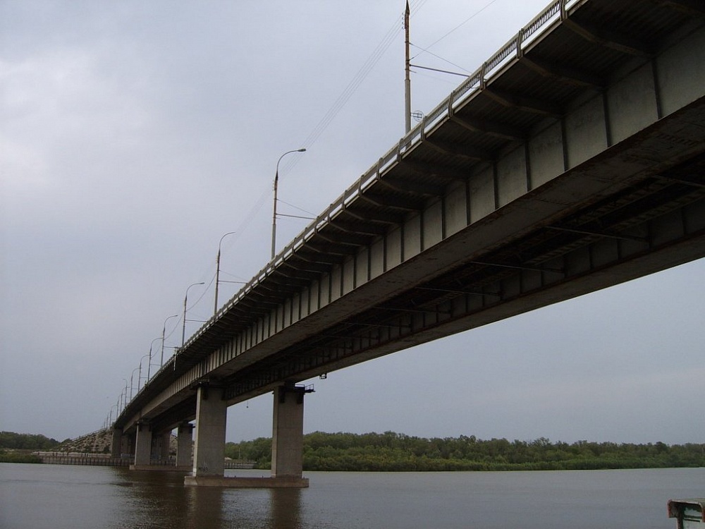 В Астрахани мужчина чуть не покончил с собой на Новом мосту
