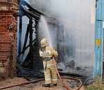Подробности пожара на улице Калинина: огонь "зацепил" жилой дом