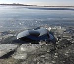 В Астраханской области иномарка с водителем ушла под лед