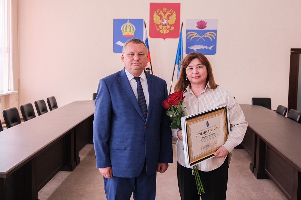 Лучших муниципальных работников наградили в Камызякском районе