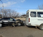 В Астрахани автоледи врезалась в стоящую маршрутку: пострадали трое