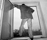 Астраханец на Рождество пытался выпрыгнуть из окна