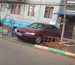 В Астрахани водитель, перекрывший выход из подъезда жителям дома, наказан рублем