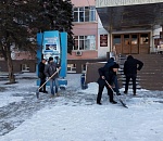 Сотрудники горадминистрации очищают Астрахань от следов снегопада: фото