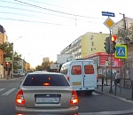 В Астрахани водители маршруток, проехавшие на красный, наказаны рублем 