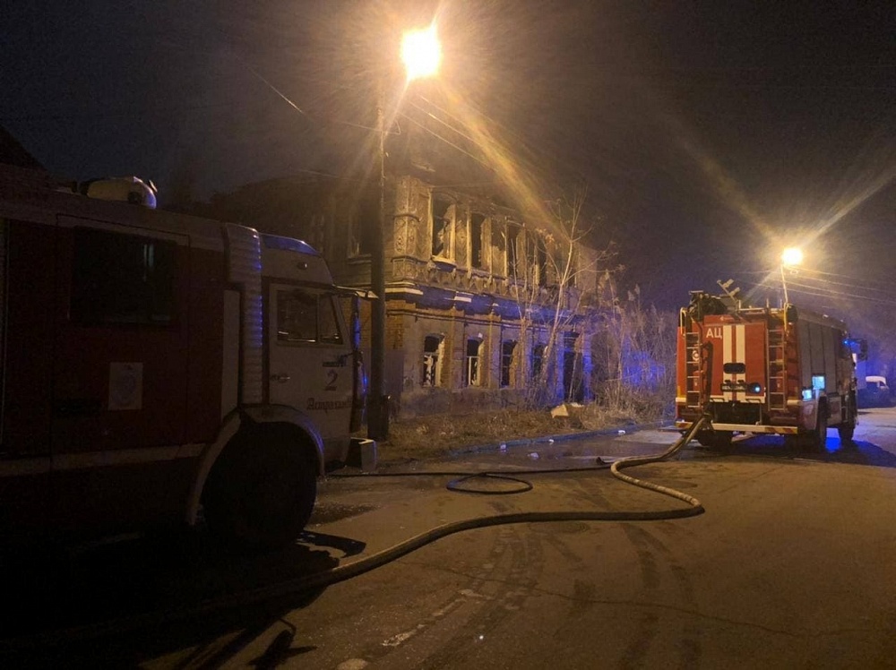 В центре Астрахани сгорел дом, признанный аварийным