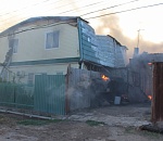   В крупном пожаре в Астрахани сгорели двухэтажный дом, гараж и автомобиль