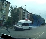 В Астрахани маршрутка, проехав на красный, едва не сбила подростка