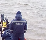 Один выбрался, второй не смог. В Астраханской области машина москвичей съехала в полои  