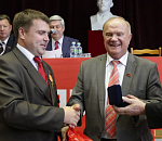 Олег Снегов получил от Геннадия Зюганова часы