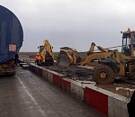 На трассе под Черным Яром в кювет слетел грузовик: движение перекрыто