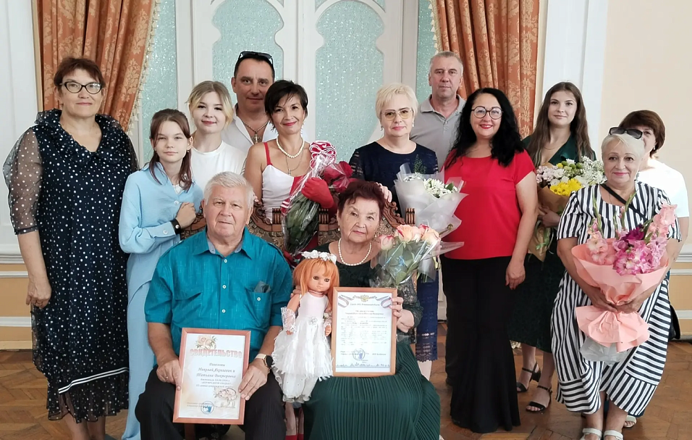 Изумрудную свадьбу отпраздновали в астраханском Дворце бракосочетания 
