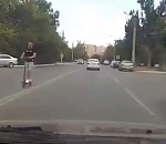 В Астрахани засняли электросамокатчика-"самоубийцу"