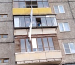 С крыши пятиэтажки в Астрахани упал мужчина