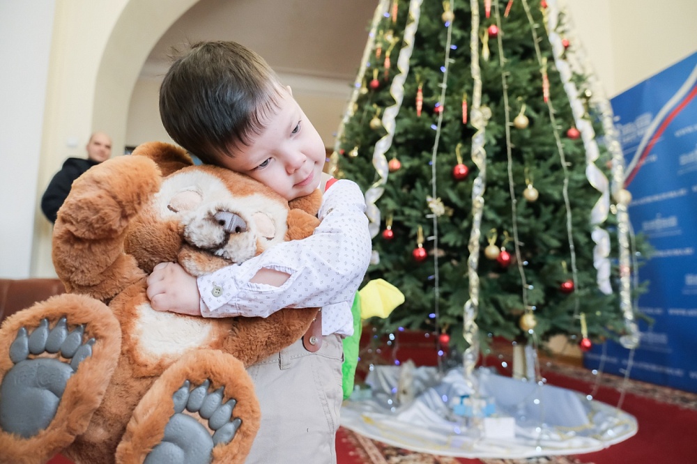 Депутаты астраханской облдумы подарили счастье малышу