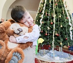 Депутаты астраханской облдумы подарили счастье малышу