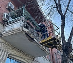 Опасный балкон в центре Астрахани больше не угрожает прохожим