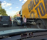 В Астрахани фура развернула легковушку на 180 градусов