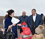 Многодетные семьи получают земельные участки под строительство жилья