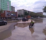 Печальное фото дня. В Астрахани инвалид едет по огромной луже