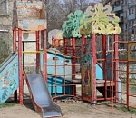 Во дворе астраханских многоэтажек заменят морально устаревшую детскую площадку