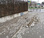 Фото дня: В Астрахани асфальт "сбросил" тротуарную плитку