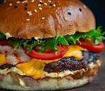 Врач Чудаков заявил, что при заболевании COVID-19 фастфуд и сладости ослабляют иммунитет 