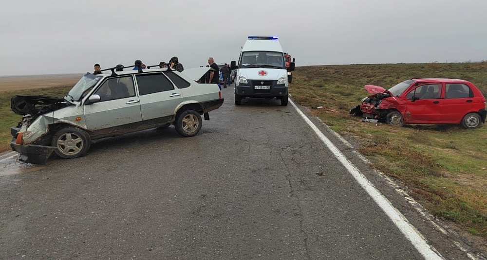 Трое пострадали в лобовом столкновении на астраханской трассе