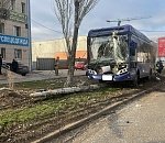 В Астрахани синий автобус снес столб и врезался в дерево