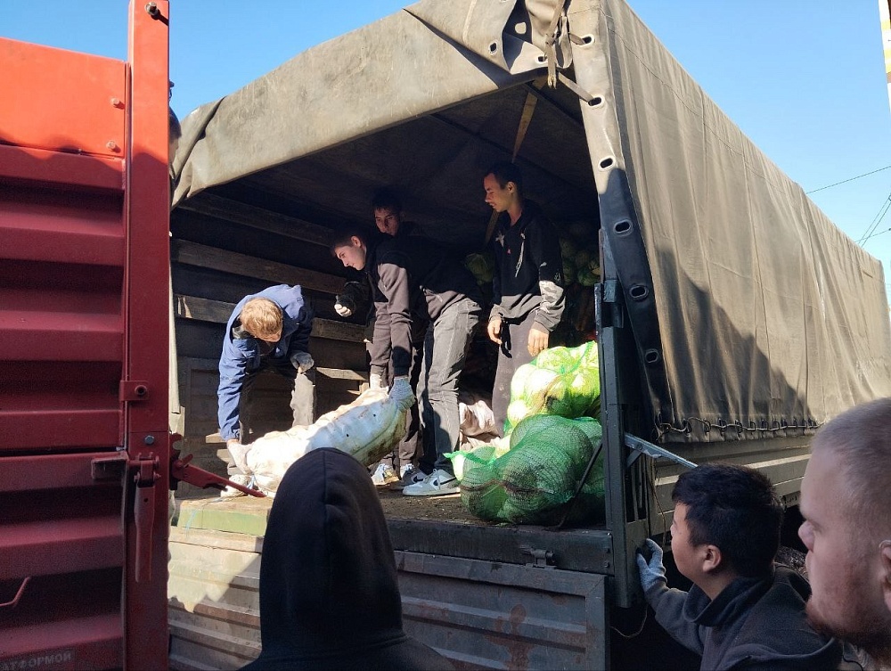 Десятки тонн астраханских овощей отправились на СВО