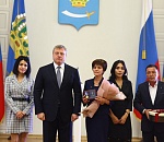 Игорь Бабушкин вручил астраханкам медали «Материнская слава»